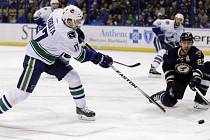 Radim Vrbata z Vancouveru se prosazuje proti St. Louis.