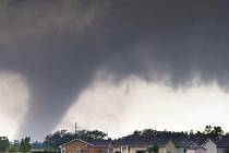 Stát Oklahoma na jihu USA ve středu zasáhlo několik silných tornád. Zatím nejsou hlášeny oběti na životech nebo zranění, ale bylo poničeno několik domů i automobilů. 