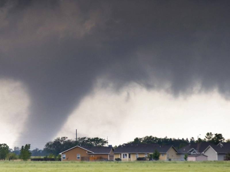 Stát Oklahoma na jihu USA ve středu zasáhlo několik silných tornád. Zatím nejsou hlášeny oběti na životech nebo zranění, ale bylo poničeno několik domů i automobilů. 