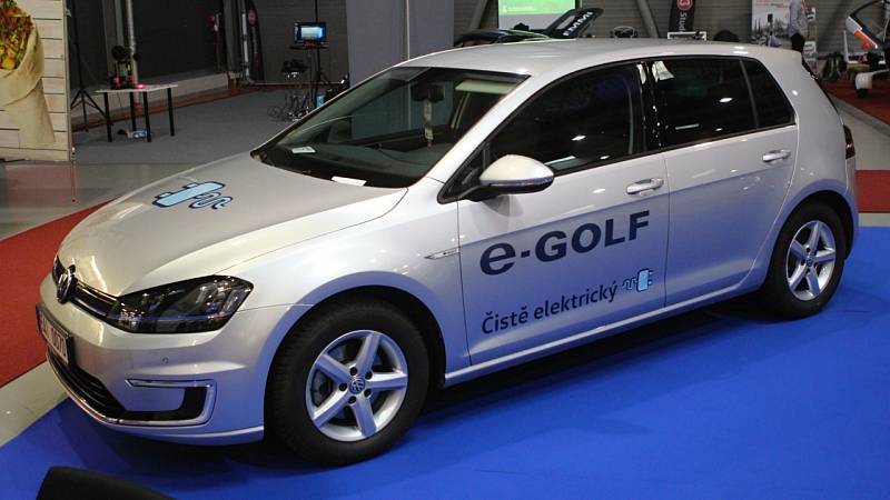 Značka Volkswagen rovněž oficiálně na e-Salonu zastoupena není, přesto je ve výstavních halách několik e-golfů k vidění