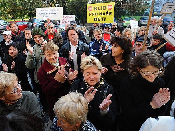 Před budovou středočeského krajského úřadu v Praze se 18. října sešli zástupci obcí sdružených v iniciativě Stop Letišti Vodochody. Zhruba 70 lidí protestovalo proti plánovanému rozšíření letiště, které bude mít podle nich nepříznivý dopad na okolí. 