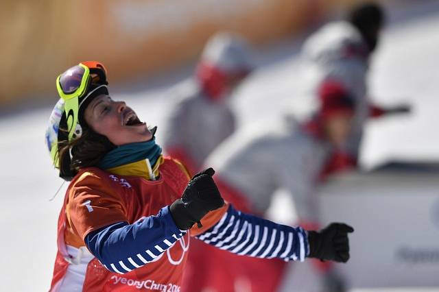 Eva Samková se raduje z bronzové medaile ve snowboardcrossu.