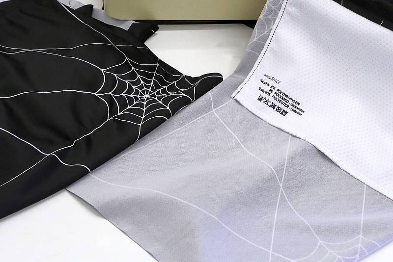 Filtr z nanovlákna v textilní kapse, která se všije na vnitřní stranu šátku.