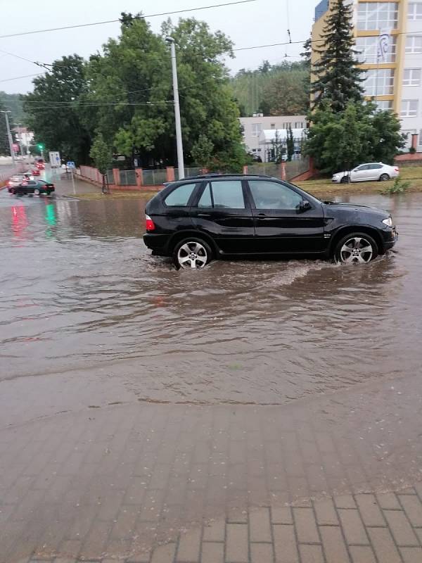 Páteční bouře s prudkým deštěm zasáhla i Prahu