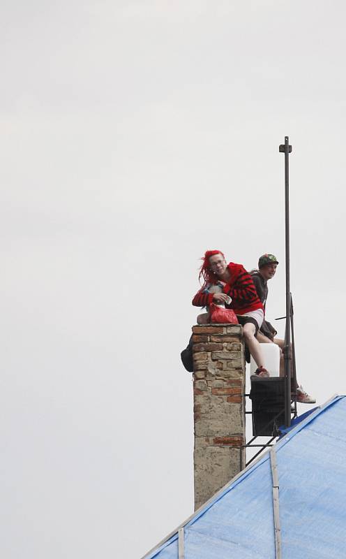 Asi 40 lidí ze soboty na neděli obsadilo opuštěnou vilu Milada v Praze 8. Policie proti squatterům po půlnoci zasáhla.