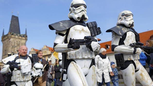 Desítky příznivců Hvězdných válek dnes dopoledne prošly centrem hlavního města u příležitosti Star Wars Day, tedy světového dne Hvězdných válek.