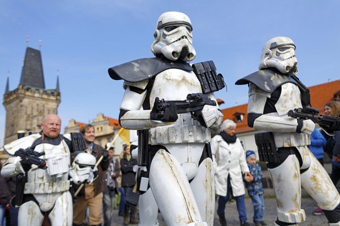 Desítky příznivců Hvězdných válek dnes dopoledne prošly centrem hlavního města u příležitosti Star Wars Day, tedy světového dne Hvězdných válek.