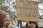Před středočeským krajským úřadem v Praze se dnes sešlo asi 50 lidí na demonstraci starostů proti údajně nespravedlivému rozdělování krajských dotací.