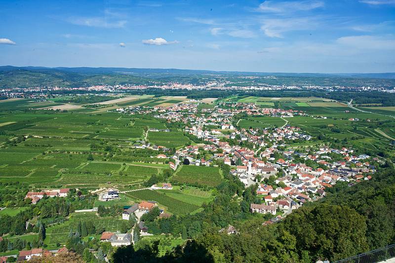Klášter se nachází v nadmořské výšce 422 m.n.m. na východním okraji údolí Wachau. Je duchovním centrem srdce Dolního Rakouska, ale i cílem mnoha turistů a hostů z celého světa. Pohled z opatství Göttweig.