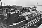 Vykládání zásob z člunu u Ladožského jezera na úzkorozchodný vlak v roce 1942