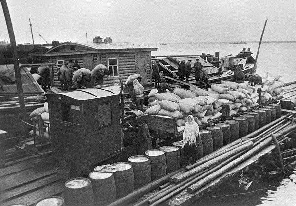 Vykládání zásob z člunu u Ladožského jezera na úzkorozchodný vlak v roce 1942