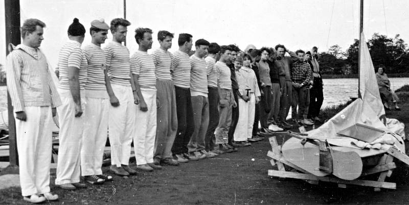 V jachtařském oddílu v roce 1961 (R. Konkolski stojí čtvrtý zleva)