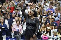 Americká tenistka Serena Williamsová zdraví diváky na US Open.