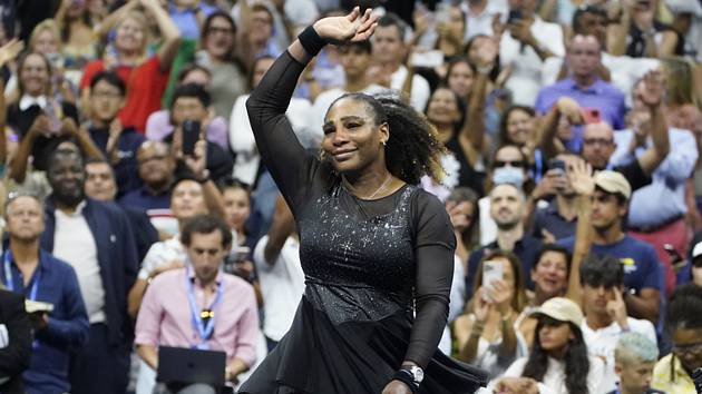Americká tenistka Serena Williamsová zdraví diváky na US Open.