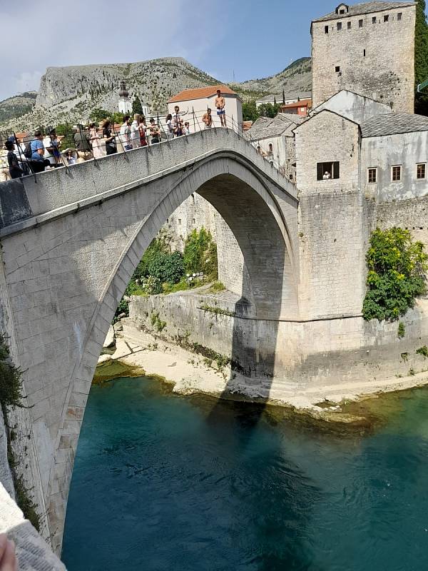 Roadtrip na Balkán: Mostar a jeho památný "Stari most" z 16. století (ve skutečnosti byl znovu postaven po válce)