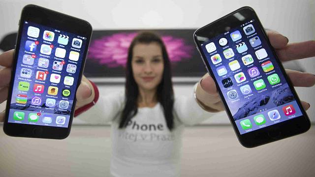 O půlnoci na 24. října se v Čechách začal prodávat nový Iphone 6 a 6 plus. Snímek je z prodejny Istyle v Revoluční ulici v Praze.