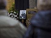 Lidé se přišli 2. ledna do strašnického krematoria v Praze rozloučit s Přemkem Podlahou. 