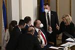 Sněmovna hlasy koalice po deseti hodinách debaty 1. února 2022 v Praze rozhodla, že bude schvalovat pandemickou novelu ve stavu legislativní nouze