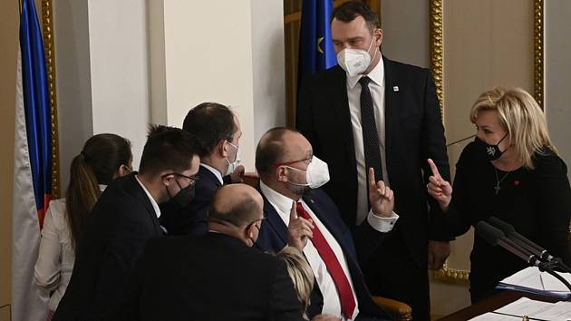 Sněmovna hlasy koalice po deseti hodinách debaty 1. února 2022 v Praze rozhodla, že bude schvalovat pandemickou novelu ve stavu legislativní nouze