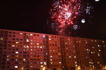 Silvestrovské oslavy v noci na 1. ledna 2021 na sídlišti Jižní město v Praze.