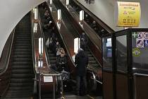 Lidé ukrytí v kyjevském metru před ruskými vzdušnými útoky na ukrajinskou metropoli, 29. prosince 2022