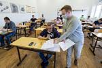 Studenti Střední průmyslové školy v Ústí nad Labem pracují 1. června 2020 na didaktických testech státní maturity z matematiky. Jarní termín se kvůli pandemii koronaviru letos posunul. Původně se testy měly konat na začátku května.