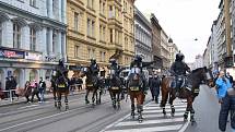 Policejní koně ale musí zůstat klidní, nepanikařit, neplašit se a za všech okolností poslechnout své jezdce.