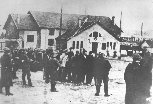 V roce 1941 spáchala 117. pěší divize Jäger masakr v srbské obci Kraljevo, kde povraždila na 2000 lidí. V prosinci 1943 začala páchat další válečné zločiny v Řecku