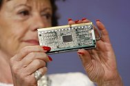 Evropská komisařka Neelie Kroesová ukazuje chip společnosti Intel, která dostala rekordní pokutu.