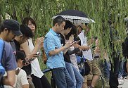 Japonci s mobilními telefony
