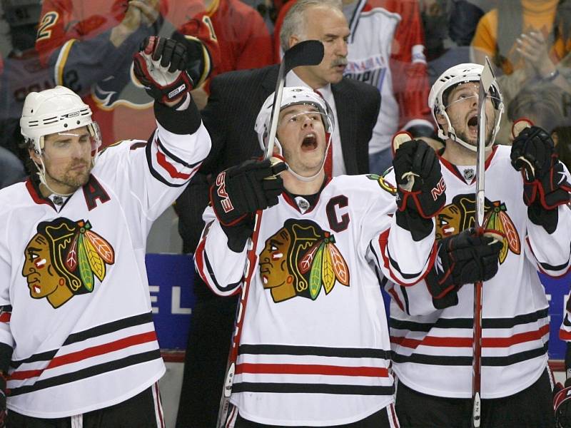 Kapitán Chicaga Jonathan Toews (uprostřed) slaví se spoluhráči postup do druhého kola Stanley Cupu. Po třinácti letech.