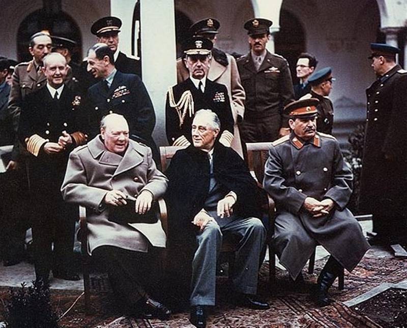 Jaltský summit v únoru 1945. Vepředu zleva doprava Winston Churchill, Franklin Roosevelt, Josif Vissarionovič Džugašvili (známý jako Stalin)