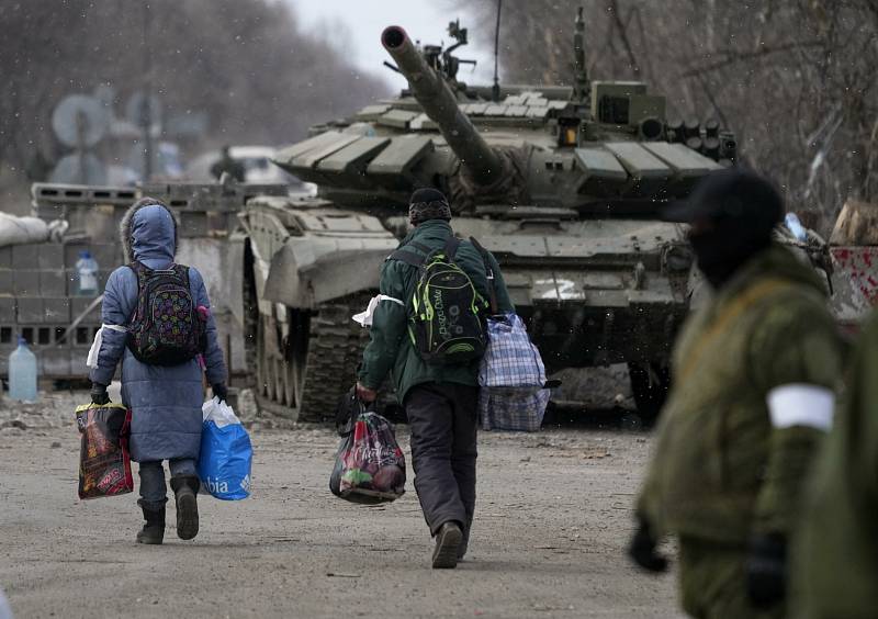 Proruští separatisté dohlížejí na odchod civilistů z Rusy obléhaného Mariupolu
