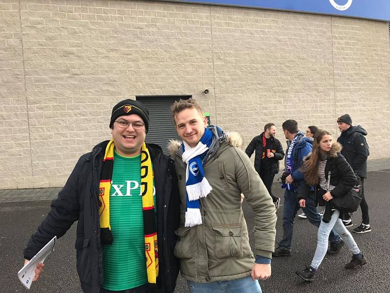 Nicholas Smith (vlevo), věrný příznivec účastníka Premier League Watfordu a člen fanklubu anglické reprezentace.