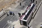Tři mrtvé a přinejmenším dvě desítky zraněných si vyžádal útok Palestince, který na rušné ulici v Jeruzalémě najížděl bagrem do autobusů, aut i chodců.