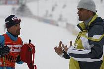 bývalý olympionik, běžec na lyžích Luboš Buchta (vpravo) v roli trenéra