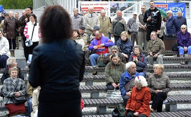 Členové a příznivci KSČM slavili tradičně 1. máj u Křižíkovy fontány v Praze. Setkání zahájila Marta Semelová. 