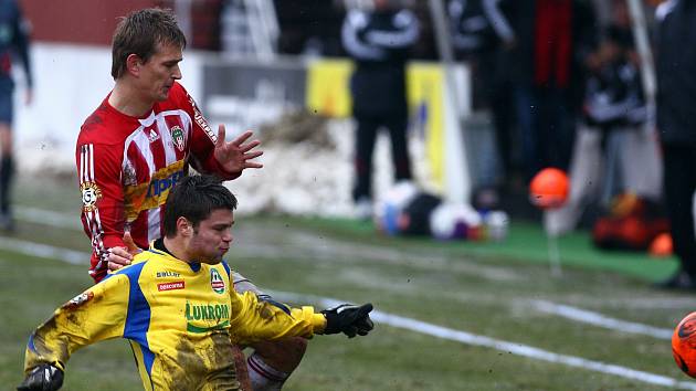 Pavol Straka v dresu Viktorie Žižkov (v červeno-bílem) v souboji s Ondřejem Čelůstkou ze Zlína (Sezona 2008/2009)