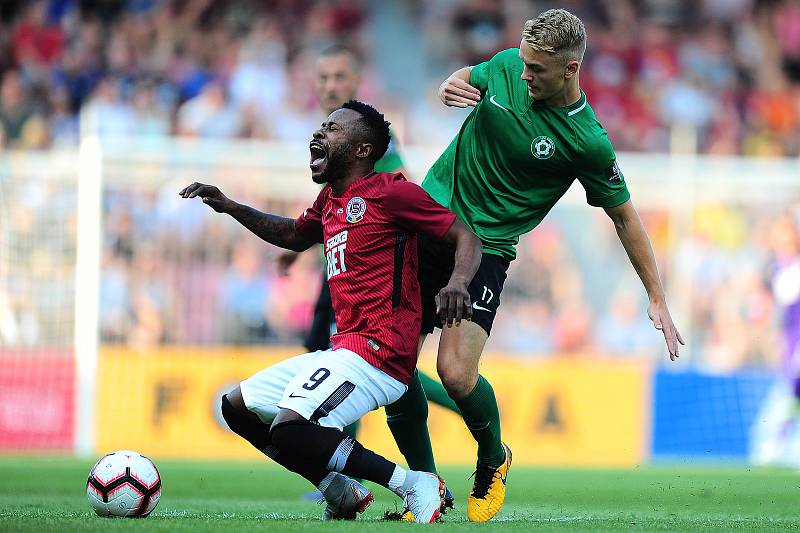 Fotbalové utkání Fortuna ligy mezi celky AC Sparta Praha  a 1. FK Příbram 19. srpna v Praze. Guélor Kanga vs Jan Matoušek.