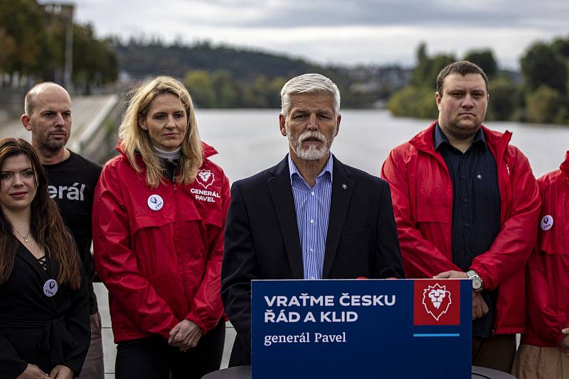 Kandidát na prezidenta Petr Pavel při tiskové konferenci 27. září v Praze představil, že jeho tým nasbíral 55 tisíc podpisů.