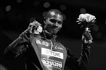 Ekvádorský běžec Alex Quiňonéz byl zastřelen. Na snímku s bronzovou medailí z MS v Kataru.