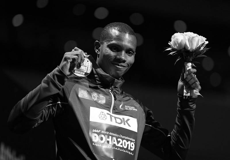 Ekvádorský běžec Alex Quiňonéz byl zastřelen. Na snímku s bronzovou medailí z MS v Kataru.