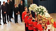 Úmrtí princezny Diany při autonehodě bylo šokem nejen pro Brity. Její pohřeb se stal sledovanou událostí a královská rodina si za chování po Dianině smrti a při pohřbu vysloužila nemalou kritiku.