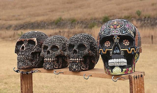 Keramické lebky, nalezené v Teotihuacánu