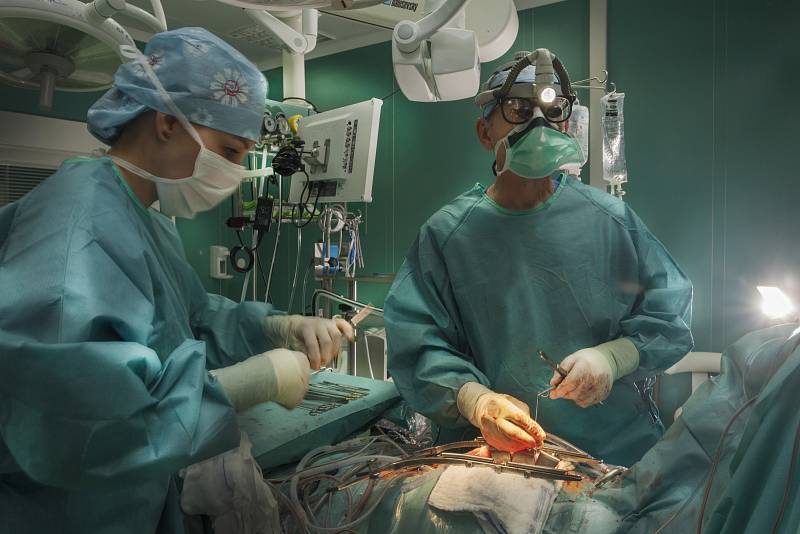 Štěpán Černý při kardiochirurgické operaci