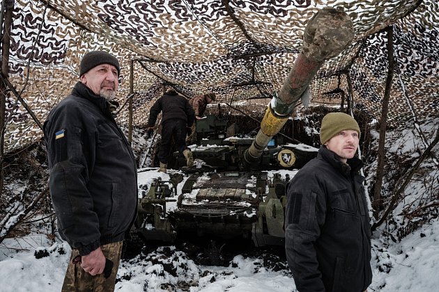 Ukrajinští vojíci stojí před tankem T-64 v Doněcké oblasti