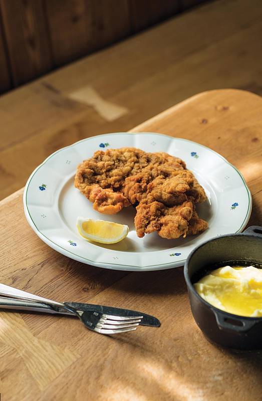 Obdivovatel rakouské gastronomie, Jan Punčochář, připravuje ve svém podniku U Matěje vepřový řízek pečený na sádle.