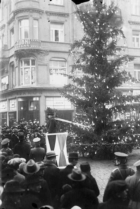 Strom pro charitu. Sbírka na děti nezaměstnaných rodičů u vánočního stromu v Praze v roce 1931
