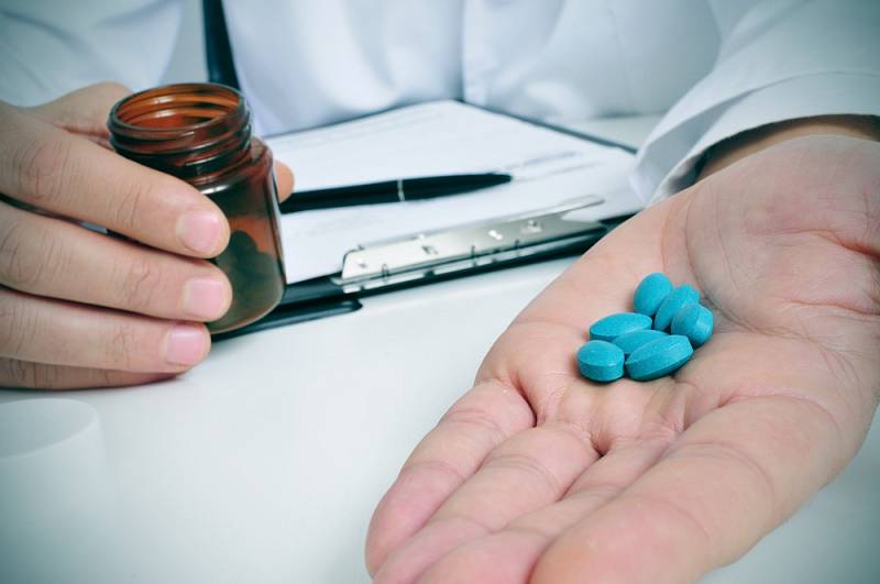 Komerční a známější jméno léku sildenafil je Viagra, která je notoricky známá jako modrá pilulka, kterou vyvinula firma Pfizer. Lék užívají muži na impotenci.

