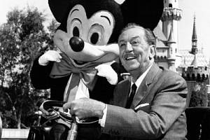 Walt Disney na jedné z posledních fotografií z roku 1966.